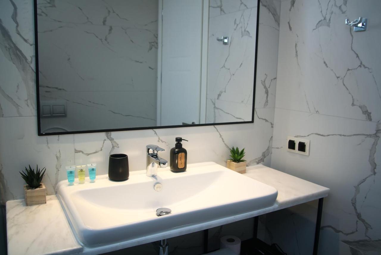 Parilament On Rustaveli 4 Rooms Tbilisi Ngoại thất bức ảnh