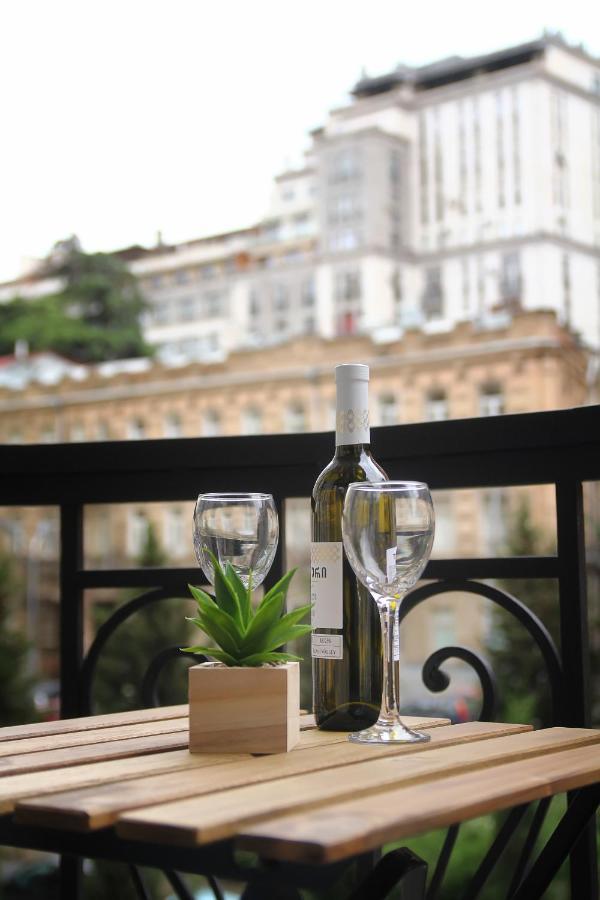 Parilament On Rustaveli 4 Rooms Tbilisi Ngoại thất bức ảnh