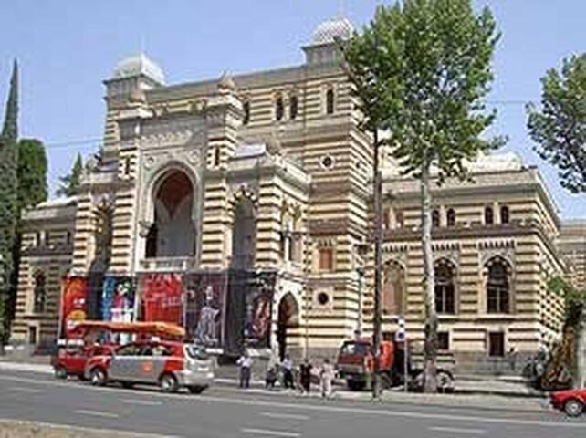 Parilament On Rustaveli 4 Rooms Tbilisi Ngoại thất bức ảnh